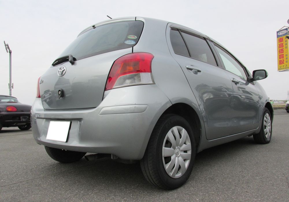 市街地でも乗りやすい トヨタ ヴィッツ1 3f シルバー H21 09 年 トヨタ カプチーノ等中古車の販売買取実績豊富なレイズで取り扱う車のギャラリー
