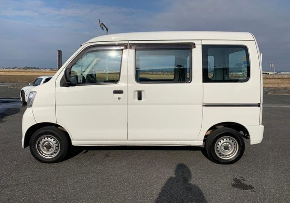 新入荷！ダイハツ ハイゼットカーゴ スペシャル お仕事にも大活躍の5速