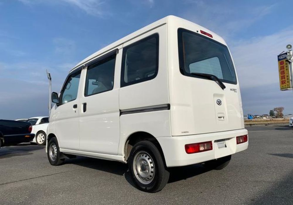 新入荷！ダイハツ ハイゼットカーゴ スペシャル お仕事にも大活躍の5速