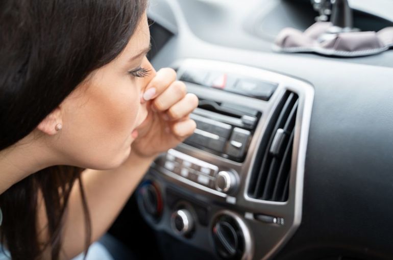 クルマのエアコンから異音 その原因と対処法