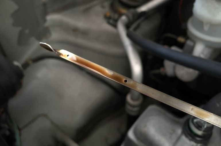 エンジンオイルの入れ過ぎ どうなる？！対処法は？！